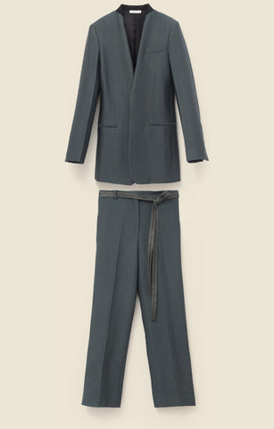 Suit in fluid wool-silk